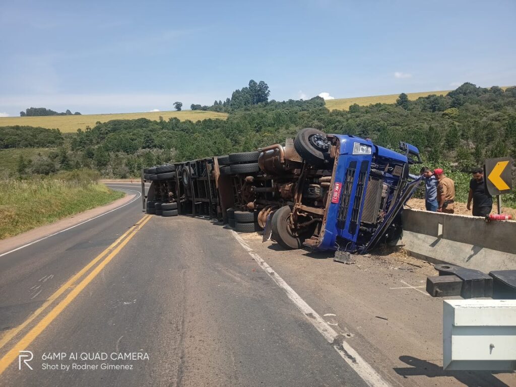 Caminhão tomba e motorista morre na PR 151 P1 News