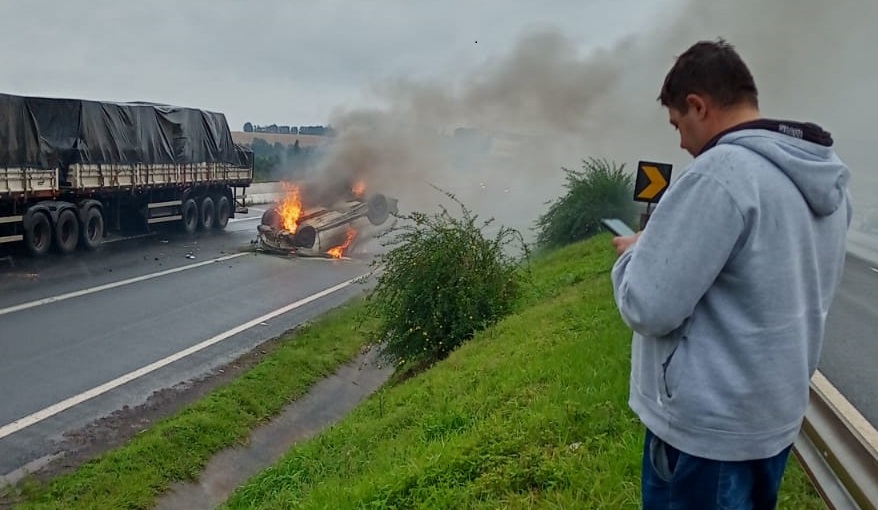 Câmera flagra acidente na PR 151 carro capota e pega fogo em Carambeí