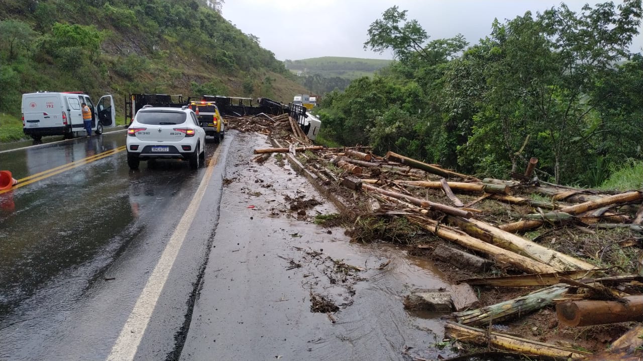 Caminhão toras tomba e deixa motorista ferido na PR 340 P1 News