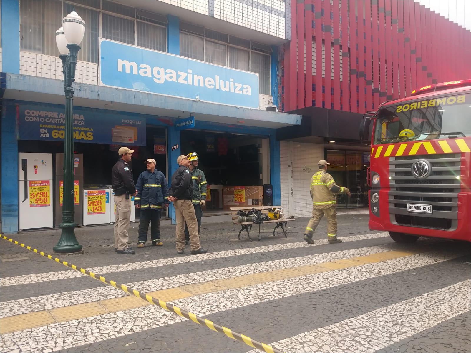 Bombeiros agem rápido e contém princípio de incêndio em loja de