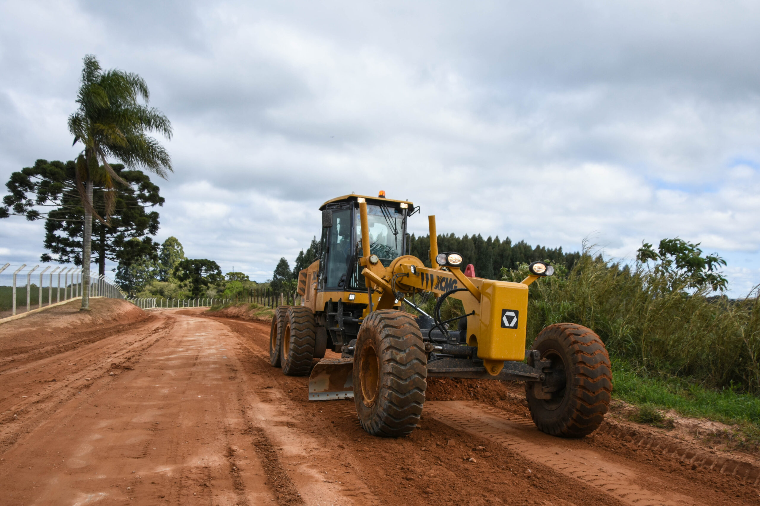 Carambeí inicia recuperação de estradas rurais