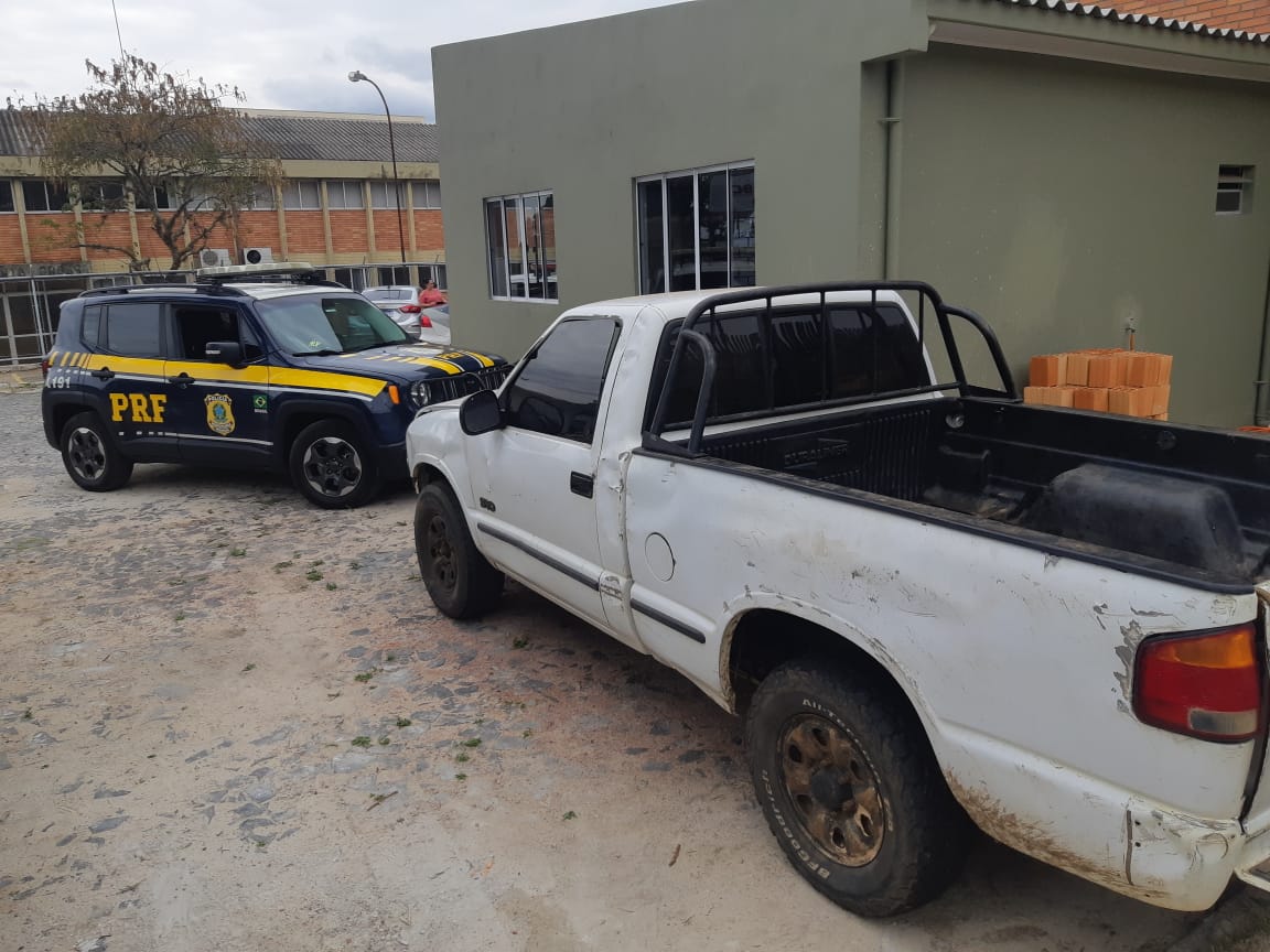 PRF dos Campos Gerais recupera caminhonete com registro de furto em Curitiba