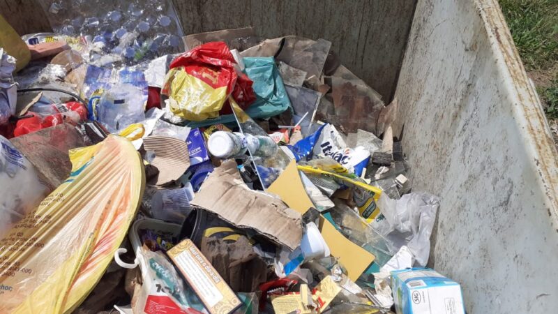 Moradores desrespeitam vizinhos e coletores de resíduos