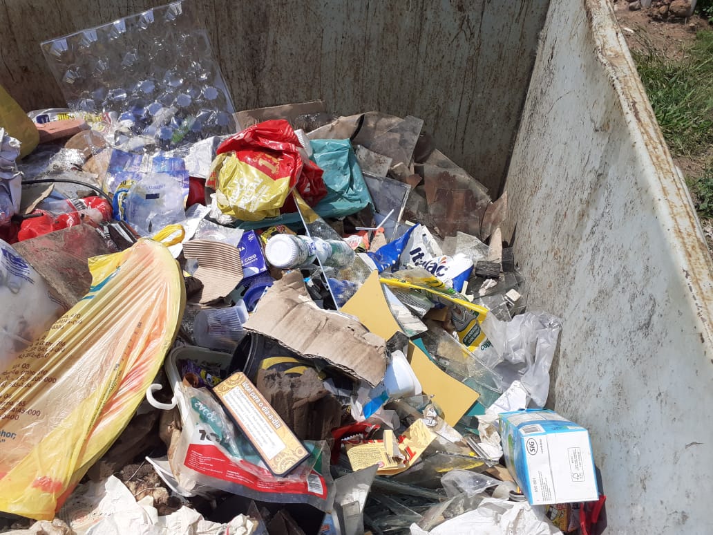 Moradores desrespeitam vizinhos e coletores de resíduos