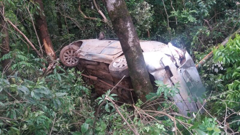 PRF atende acidente tipo saída de pista, colisão contra árvores e tombamento, em Imbau/PR