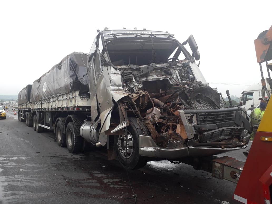 Caminhoneiro fica ferido após colidir com caminhão em Carambeí