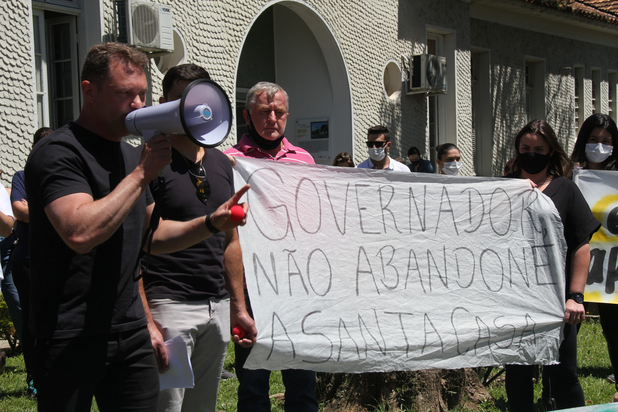 Em protesto, prefeito Edir pressiona o Governo do Estado