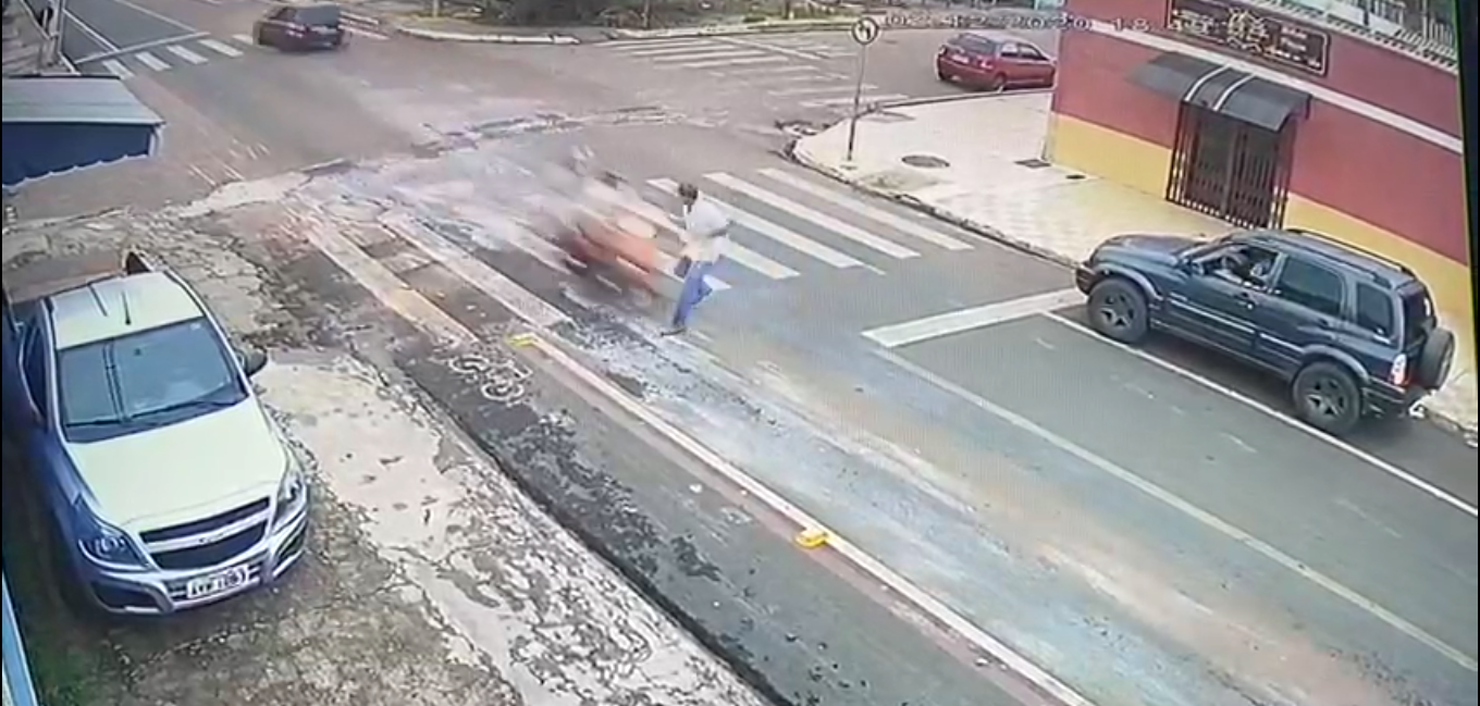 Jovem é atropelado por moto em Castro