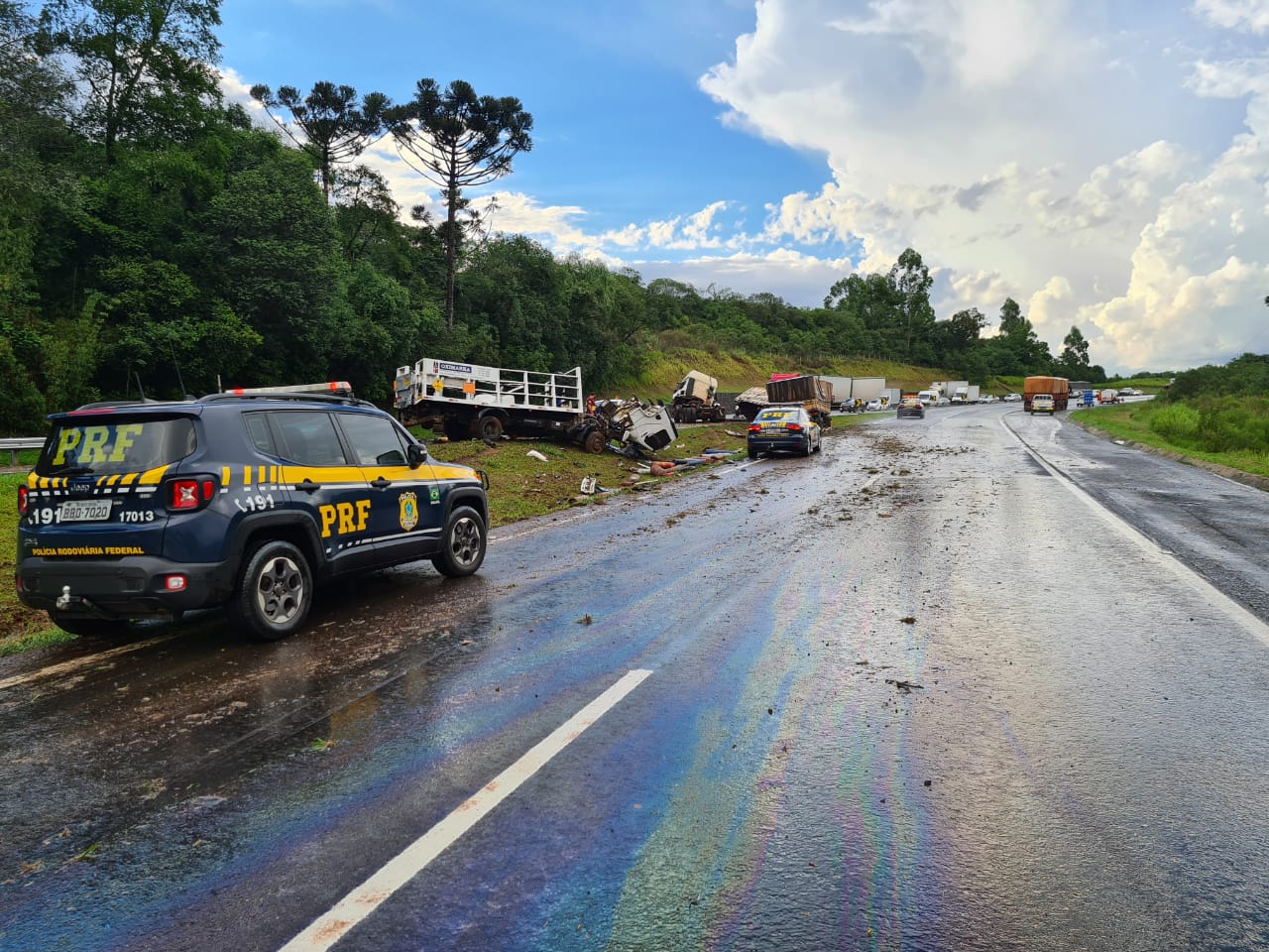 PRF recém formado salva vida de motorista durante atendimento de acidente no Paraná
