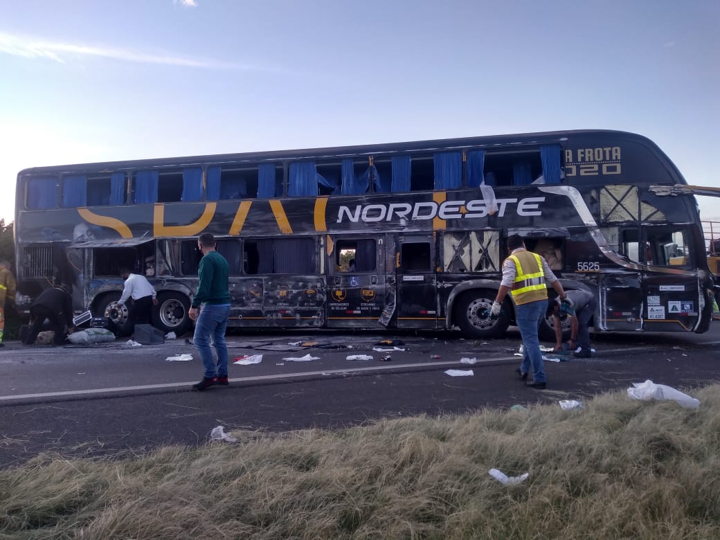 Ônibus com 40 passageiros tomba na PR-151 e deixa 11 pessoas feridas
