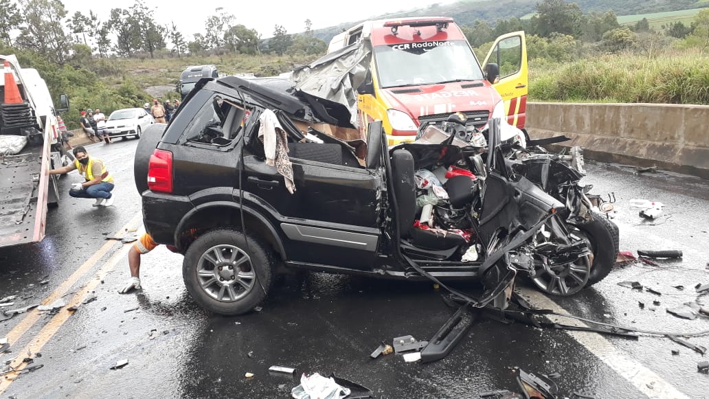 Colisão entre carro e dois caminhões mata casal e dois filhos na PR-151 em Piraí do Sul
