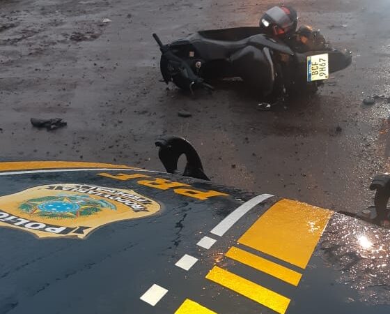 Motociclista fica ferido após colisão em caminhão na Souza Naves