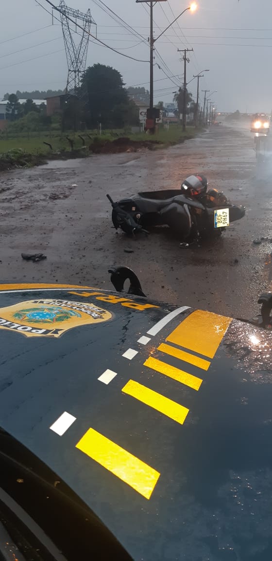 Motociclista fica ferido após colisão em caminhão na Souza Naves