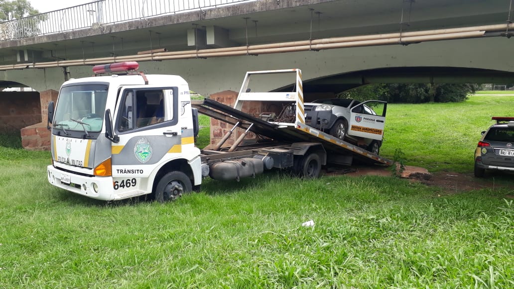 Veículo da Defesa Agropecuária do Paraná é encontrado embaixo de ponte da prainha em Castro