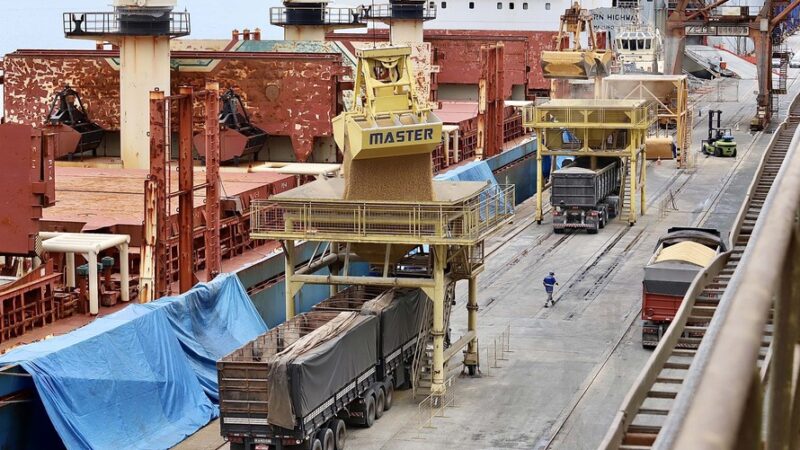 Porto de Paranaguá realiza sua primeira operação de importação de soja