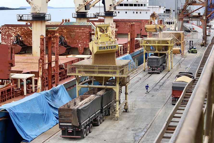 Porto de Paranaguá realiza sua primeira operação de importação de soja