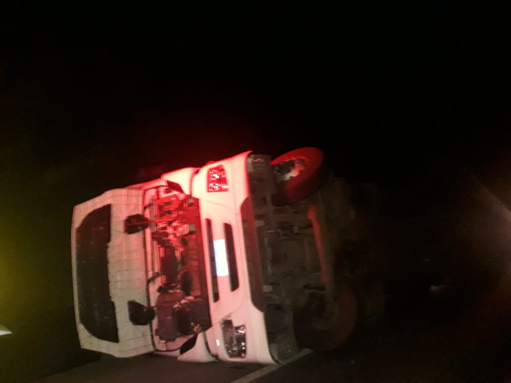 Motorista morre após tombar caminhão em Castro