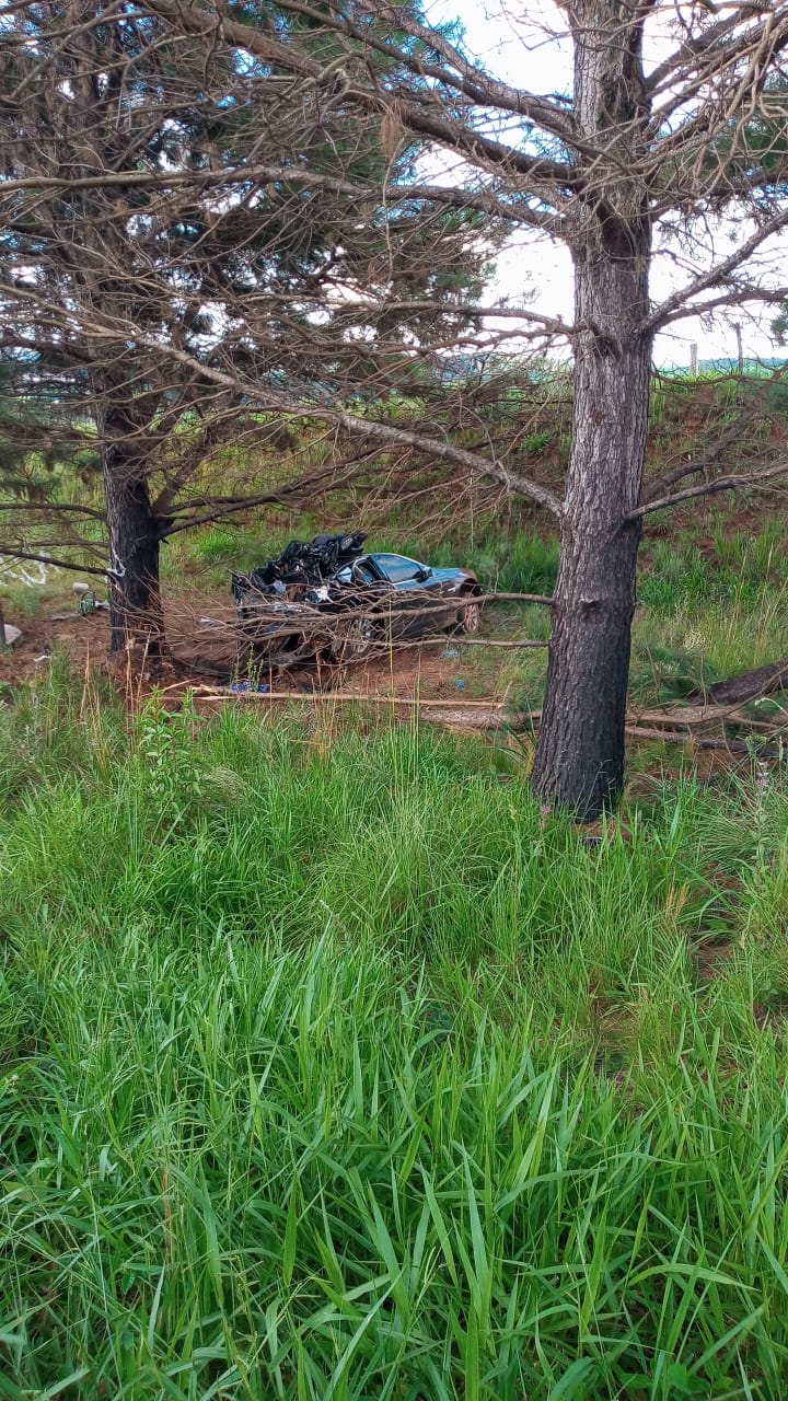 Carro capota e deixa duas pessoas em estado grave em Guarapuava