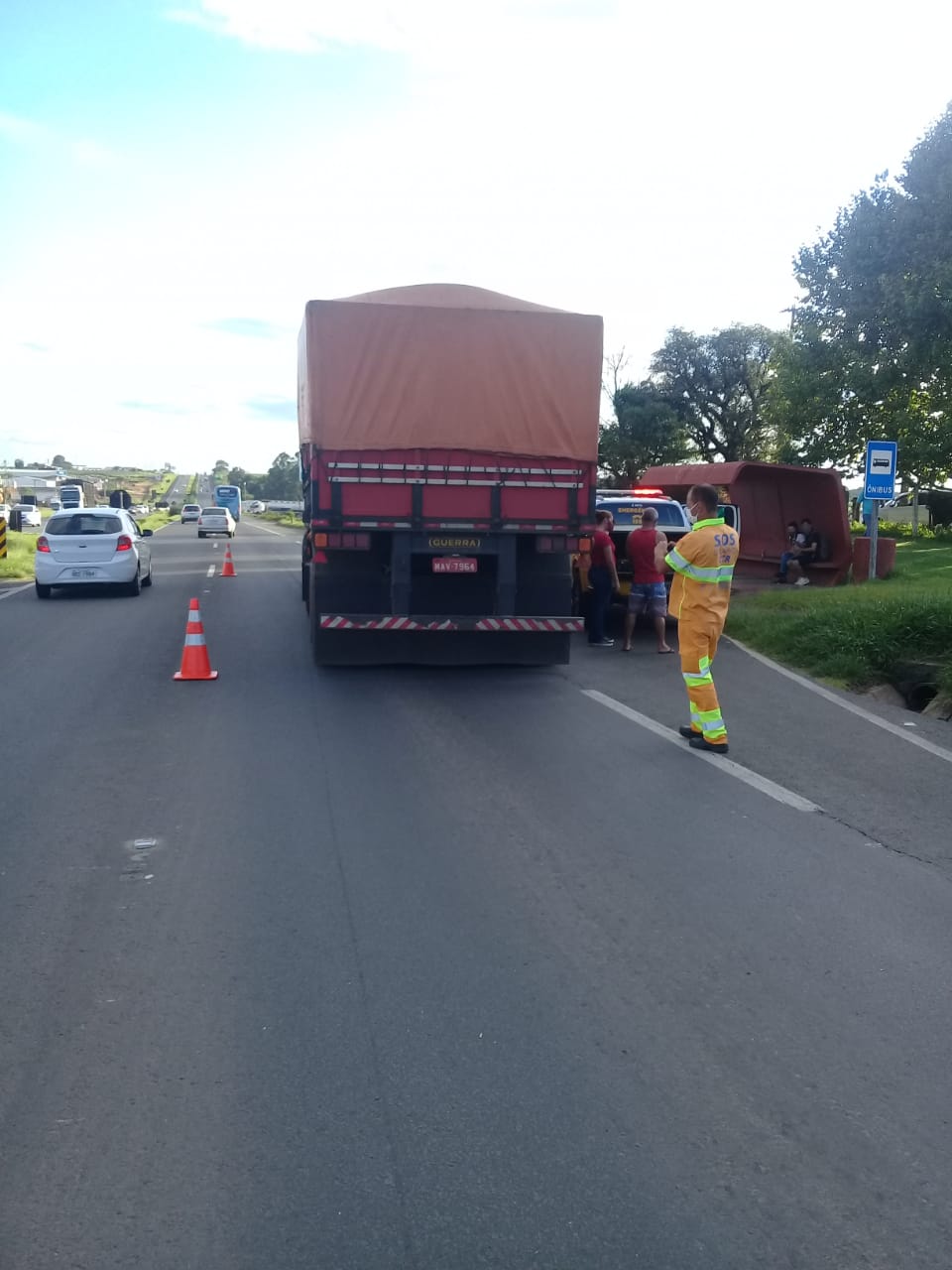 Jovem é atropelado por caminhão na PR-151 em Carambeí