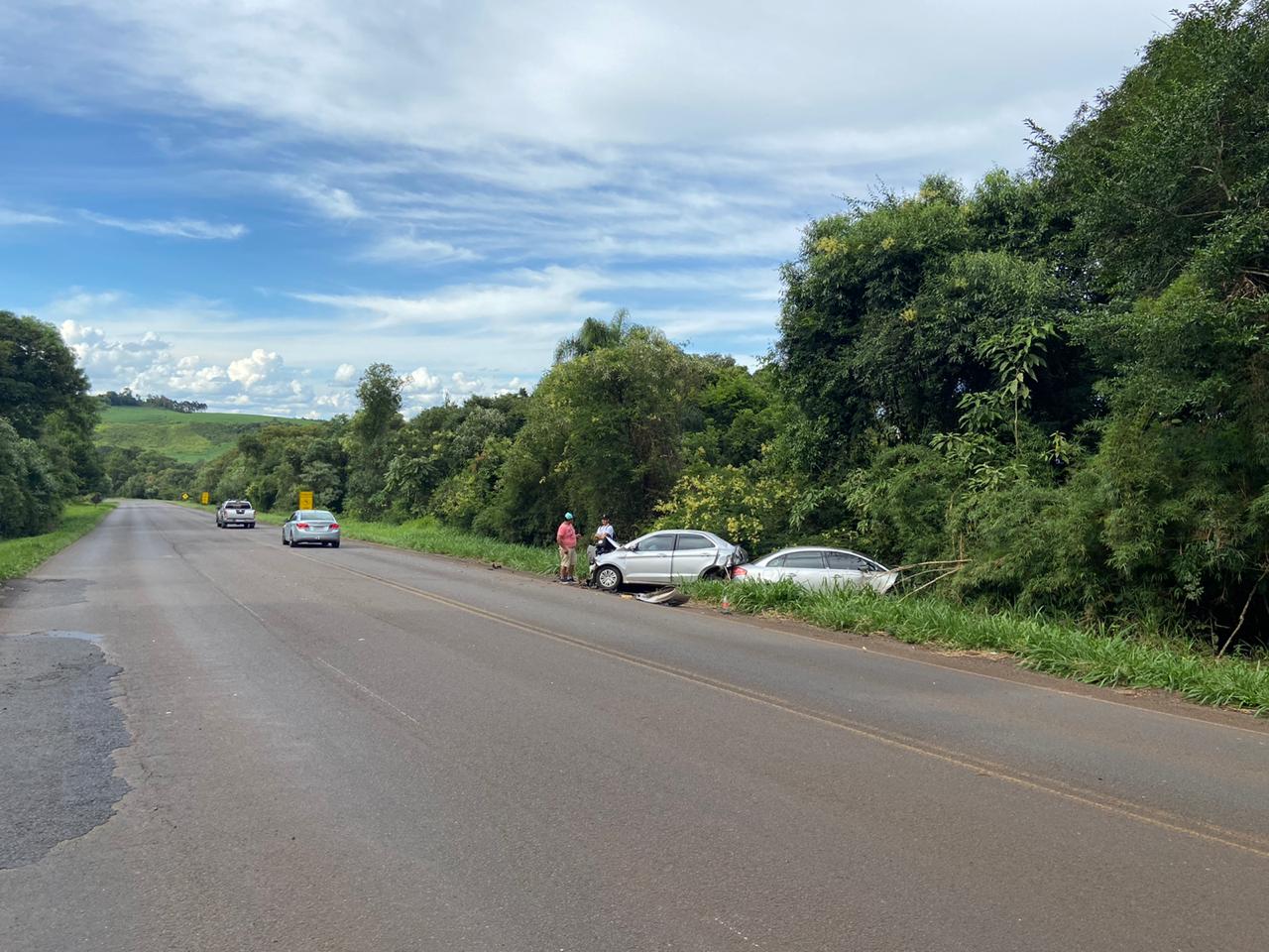 Batida entre dois carros e caminhão deixa três pessoas feridas em Pitanga
