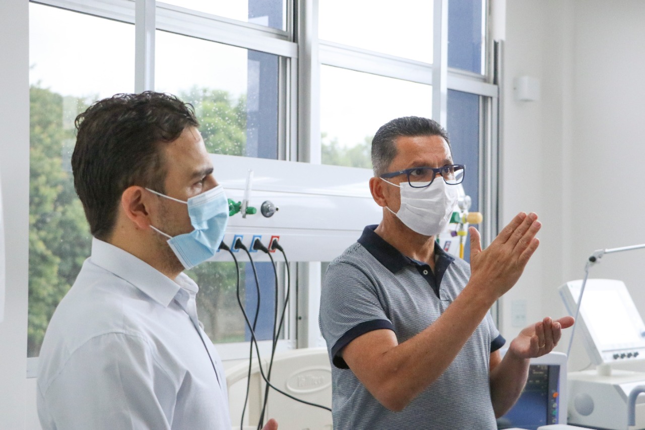 Reitor e Aliel Machado acompanham preparação da transferência de pacientes para o novo prédio do HU-UEPG