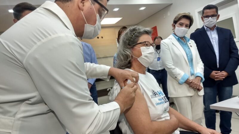 Enfermeira Terezinha é a primeira a ser vacinada nos Campos Gerais
