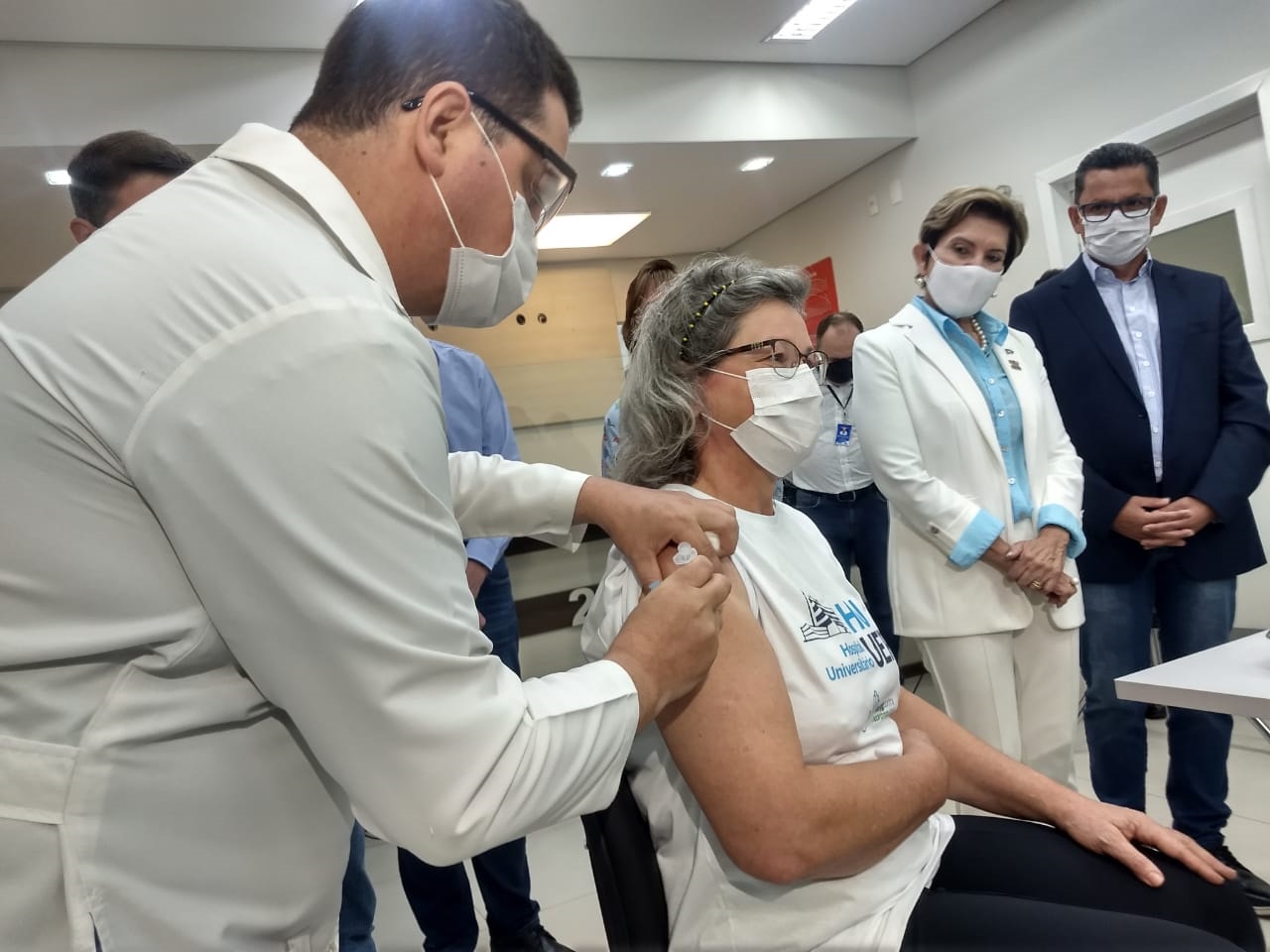 Enfermeira Terezinha é a primeira a ser vacinada nos Campos Gerais