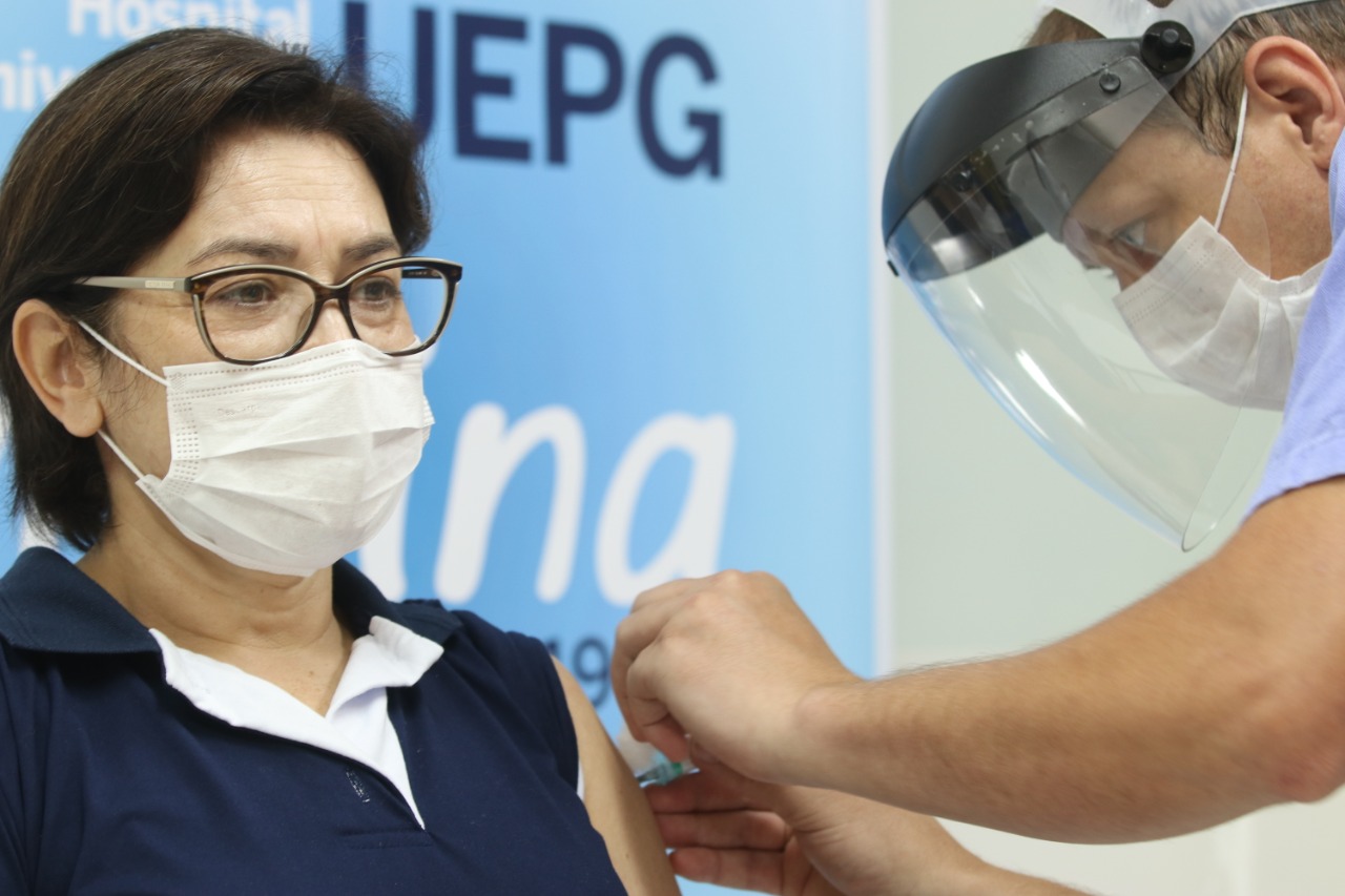 UEPG inicia vacinação contra Covid-19 para servidores do Hospital Universitário