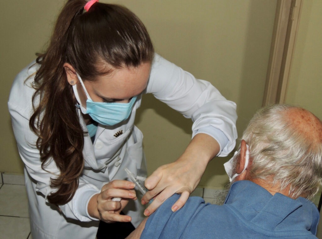Piraí do Sul inicia vacinação de idosos e profissionais do Lar São Vicente de Paula