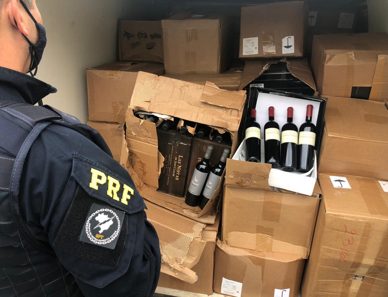Carga com 2.000 garrafas de vinhos é apreendida pela PRF em Irati