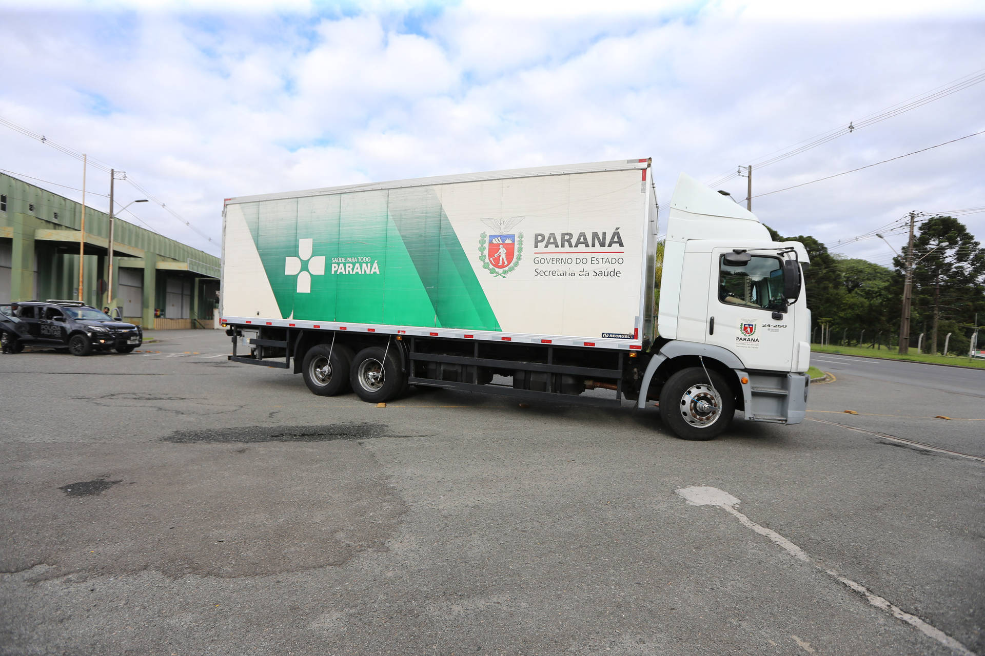 Caminhões carregados com insumos para a vacinação iniciam distribuição no Paraná