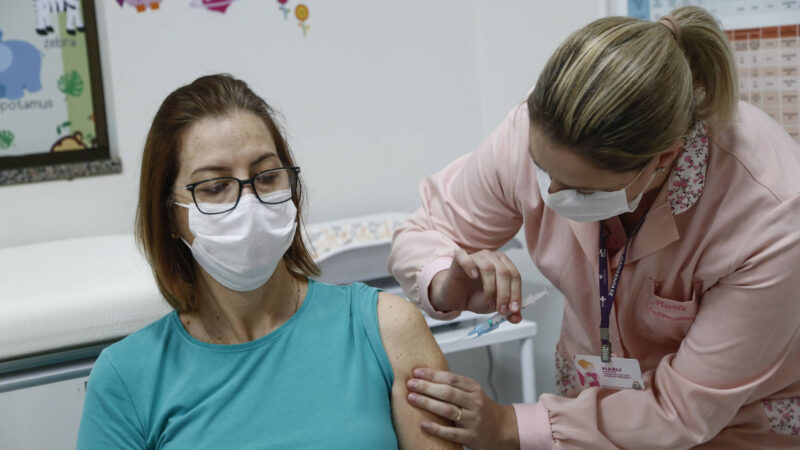 Paraná já imunizou 76,5 mil pessoas contra a Covid-19