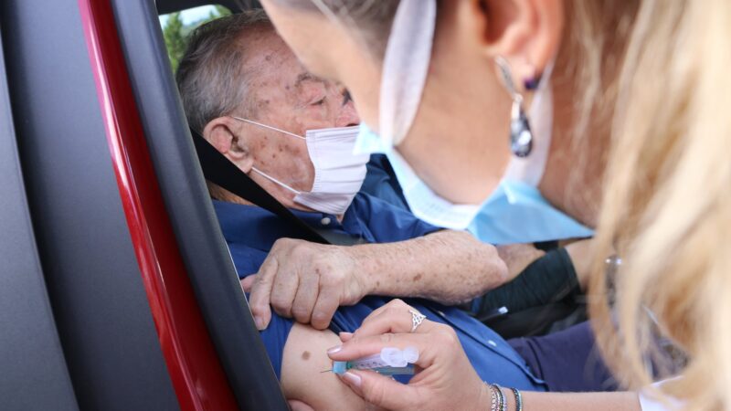 Castro inicia vacinação contra a Covid-19 em idosos com 90 anos ou mais