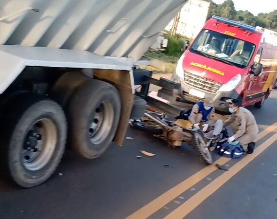 Piloto sofre fratura exposta após colidir sua moto com caminhão