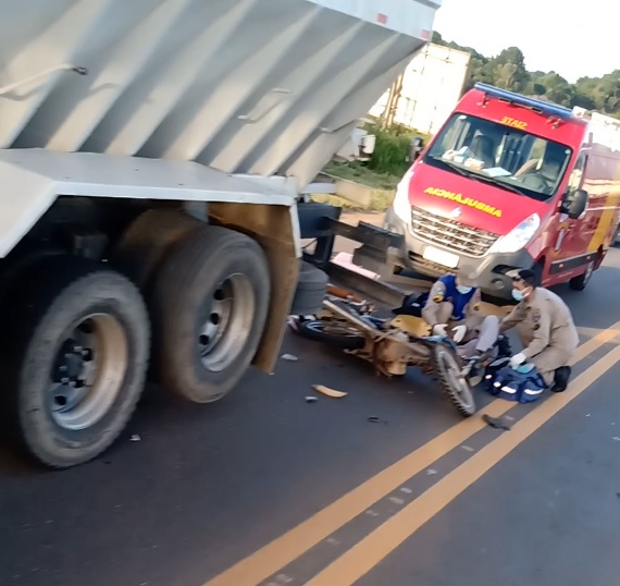 Piloto sofre fratura exposta após colidir sua moto com caminhão