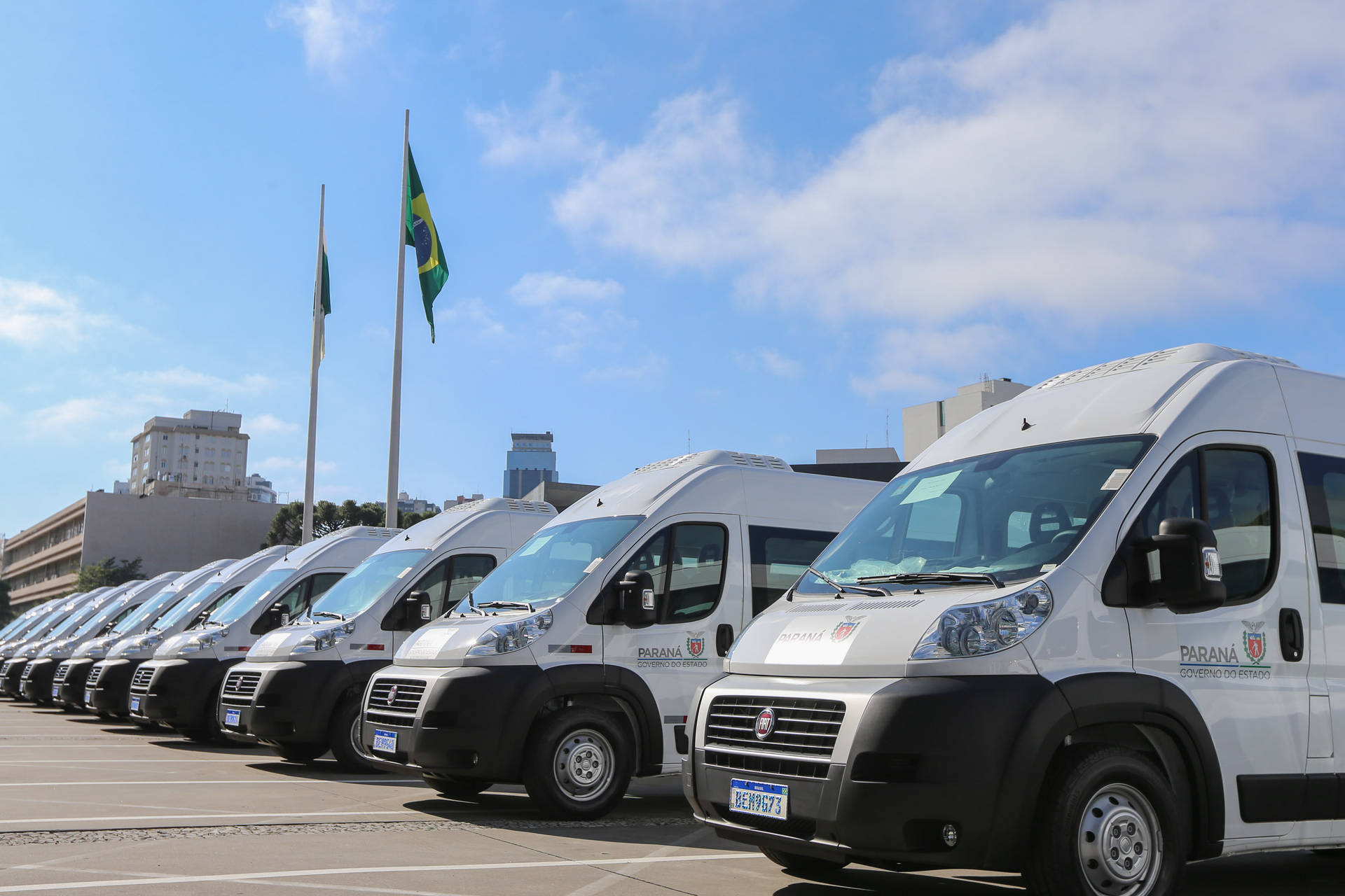 Governo do Paraná entrega vans para agilizar o transporte de pacientes em 45 municípios; Castro é contemplada