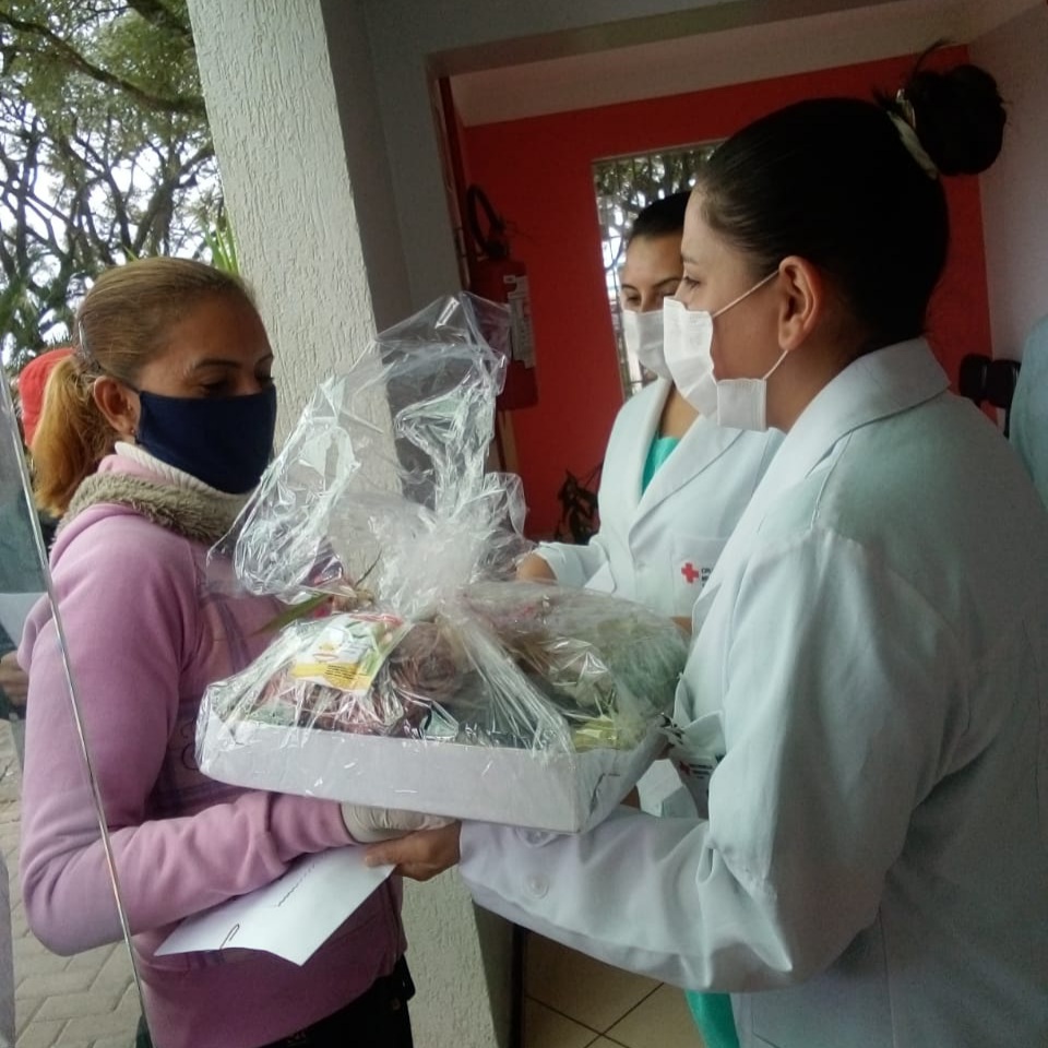Em defesa do SUS, mulheres do MST entregam cestas de alimentos a 165 profissionais de Saúde do Hospital Cruz Vermelha, em Castro