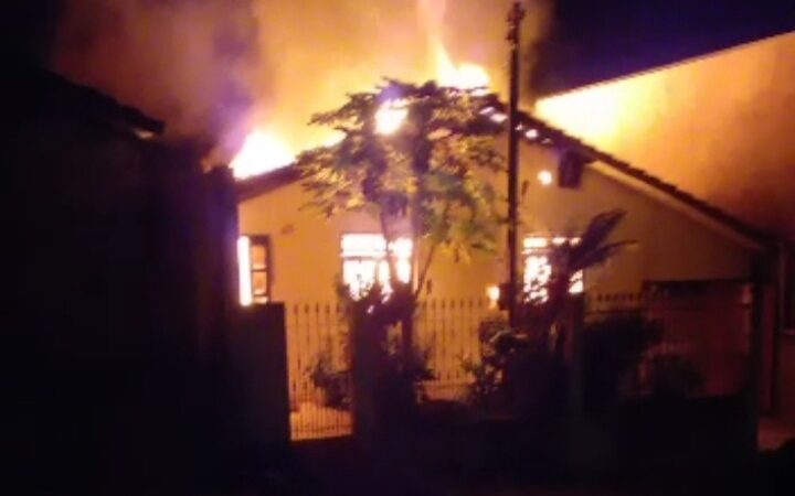 Casa é consumida por incêndio em Castro