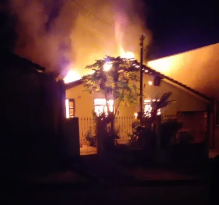 Casa é consumida por incêndio em Castro