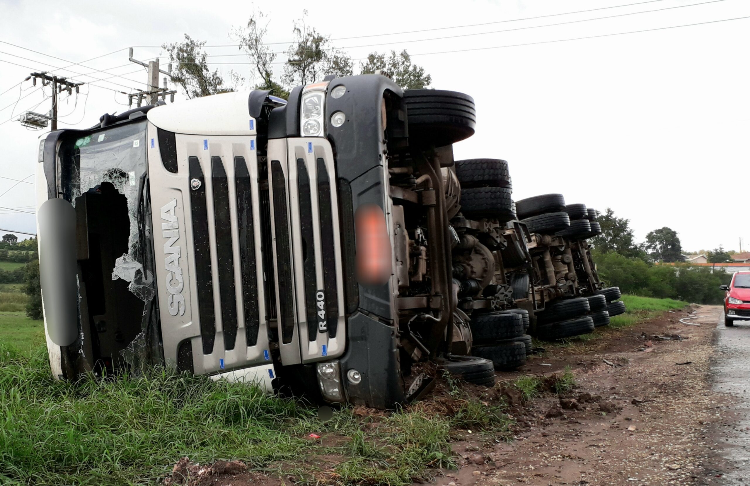 Caminhão carregado com farinha de trigo tomba em curva na Castrolanda