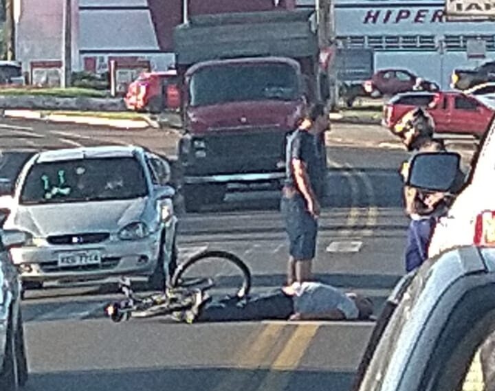 Moto colide com ciclista na Avenida Vicente Fiorillo em Castro