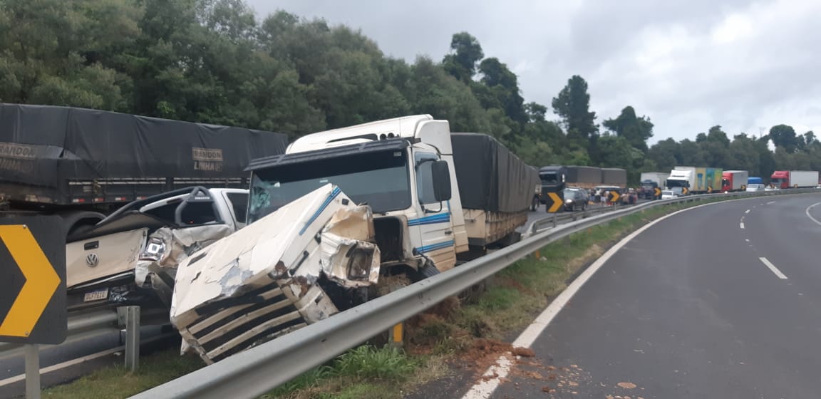 Caminhão com carga de cavaco de madeira tomba e provoca engavetamento com sete veículos na região