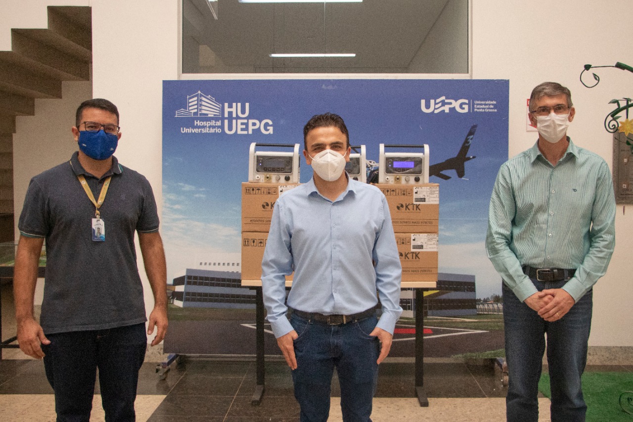 Aliel Machado realiza entrega de respiradores para o HU-UEPG