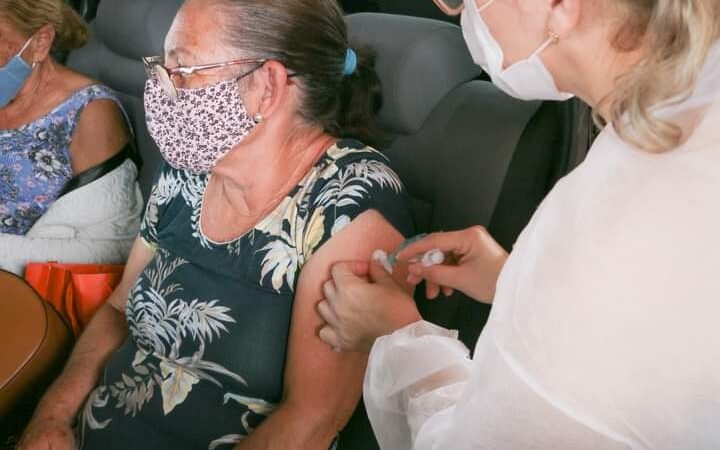 Idosos com 80 anos recebem 2ª dose da vacina Coronavac em Castro