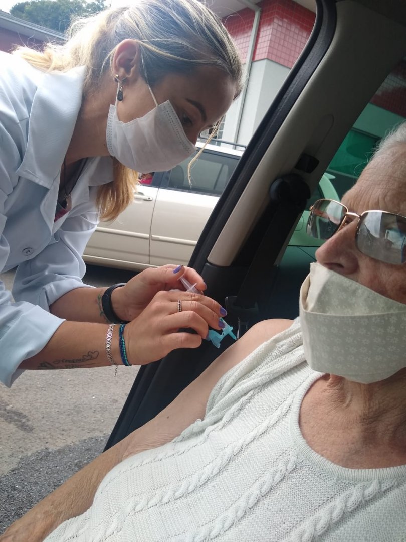 Em Castro idosos com mais de 89 anos tomam a segunda dose da vacina