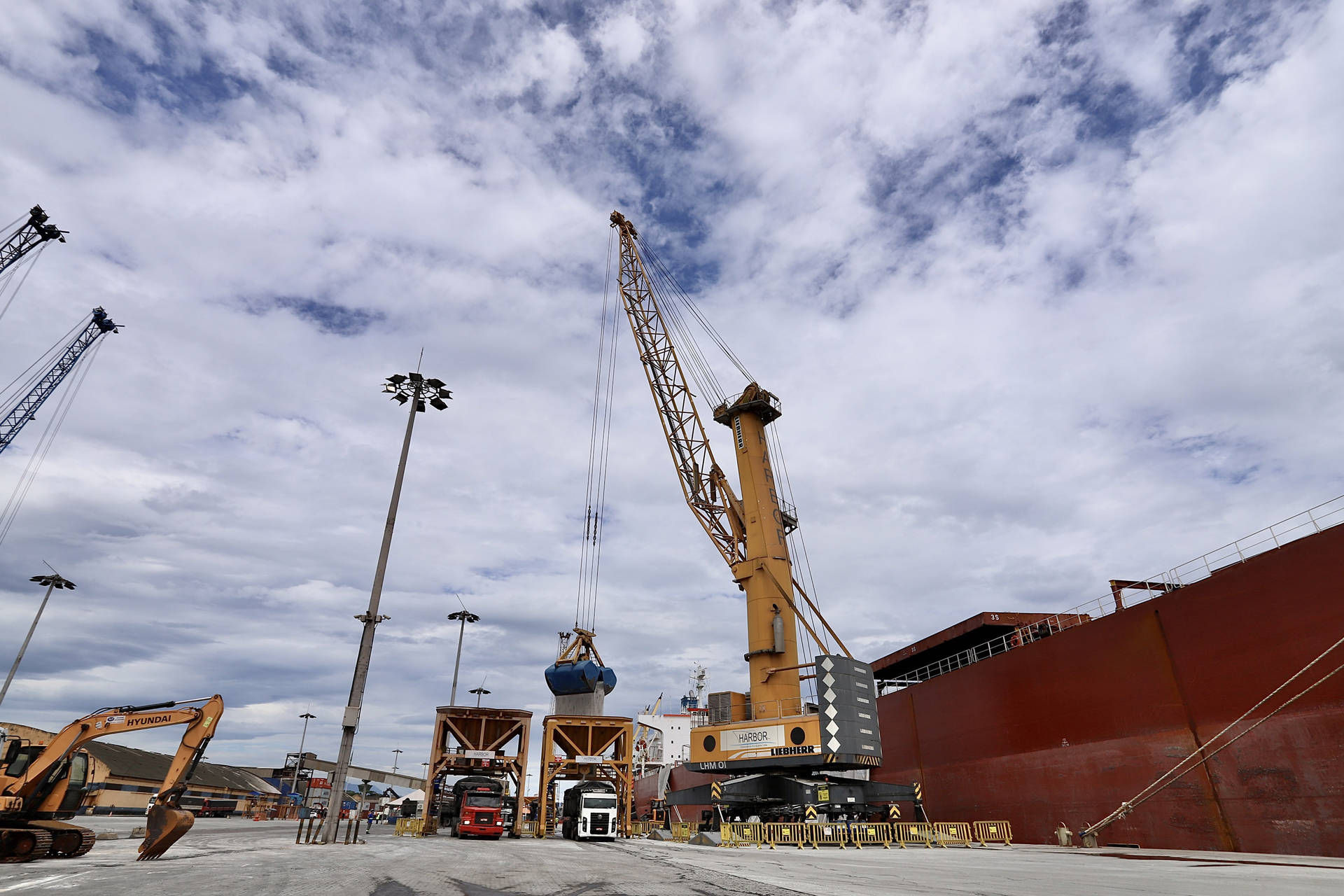 Importações registram aumento de 12% pelos portos do Paraná