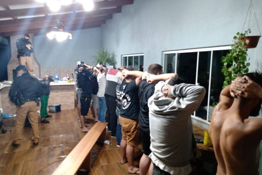 Policiais encerram festa rave clandestina no interior do Paraná