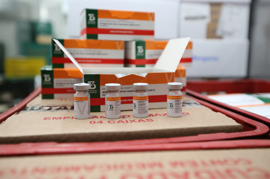 Paraná recebe novo lote com 258,4 mil doses de vacinas contra Covid-19