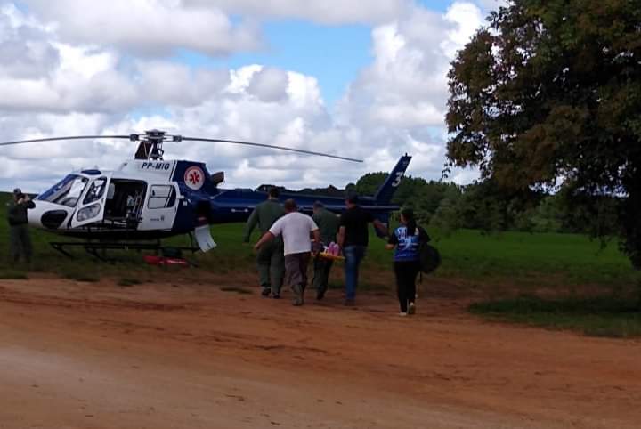 Mulher é atendida pelo resgate aéreo após acidente na estrada do Cunhaporanga