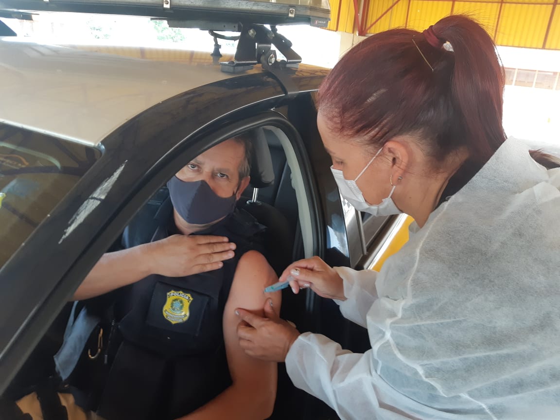 PRF inicia a vacinação de policiais no Paraná